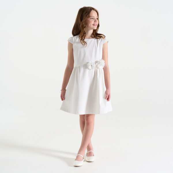 فستان أبيض سادة أنيق مع زهور بارزة للفتيات